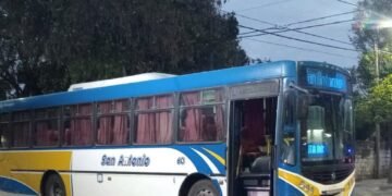 Gendarme terminó herido al chocar su moto contra un colectivo