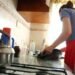 Nuevo aumento para empleadas domésticas: subas hasta diciembre y pago extra