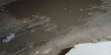 Vecinos denuncian una pérdida de agua