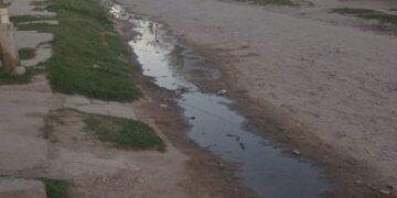 Vecinos denuncian una pérdida de agua