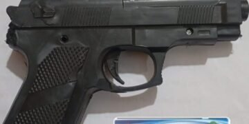 Demoraron a dos adolescentes con una réplica de pistola