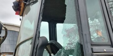 Apedrearon y rompieron una máquina municipal que realizaba trabajos de limpieza