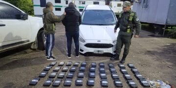 Traficaban 53 kilos de cocaína en el torpedo del auto
