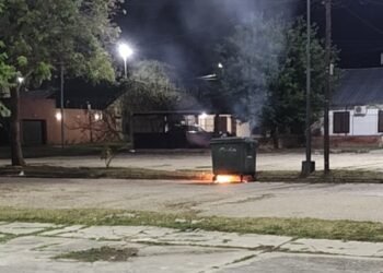 Le prendieron fuego a un contenedor en el Barrio Jardín