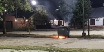 Le prendieron fuego a un contenedor en el Barrio Jardín