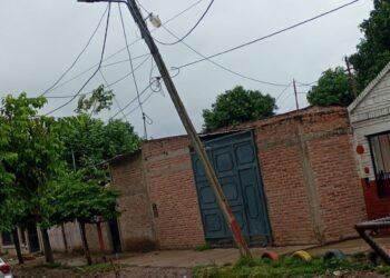 Otro poste a punto de caerse