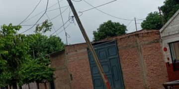 Otro poste a punto de caerse