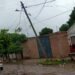 Otro poste a punto de caerse