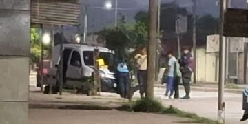 Perdió el control de la camioneta y se subió a la vereda