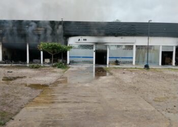 Gran incendio consumió el edificio de ARCA en Orán