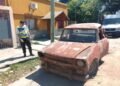 Levantan autos abandonados en la vía pública