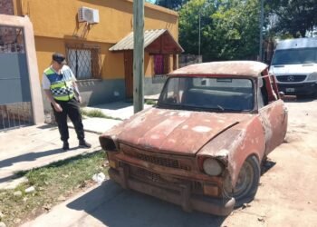 Levantan autos abandonados en la vía pública