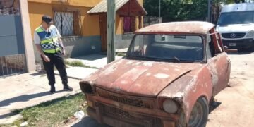 Levantan autos abandonados en la vía pública