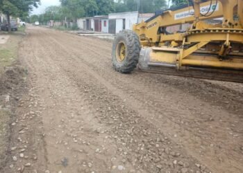 Trabajan mejorando las calles del Barrio 4 de Junio