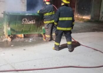 Le prendieron fuego a otro contenedor de basura