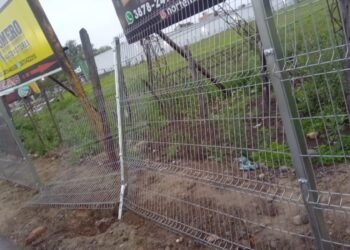 Iba alcoholizado en la moto, se subió a la vereda y rompió el nuevo cerco en el Aeropuerto