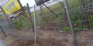 Iba alcoholizado en la moto, se subió a la vereda y rompió el nuevo cerco en el Aeropuerto