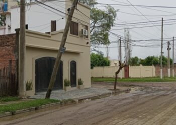 Otro poste a punto de caerse en las calles de Orán