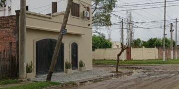 Otro poste a punto de caerse en las calles de Orán