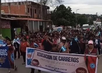 Aguas Blancas: Carreros marcharon en defensa de su trabajo