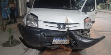 Manejaba borracho y terminó chocando una casa